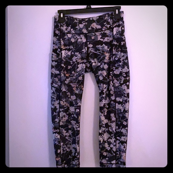 Lululemon Crops - Picture 1 of 4